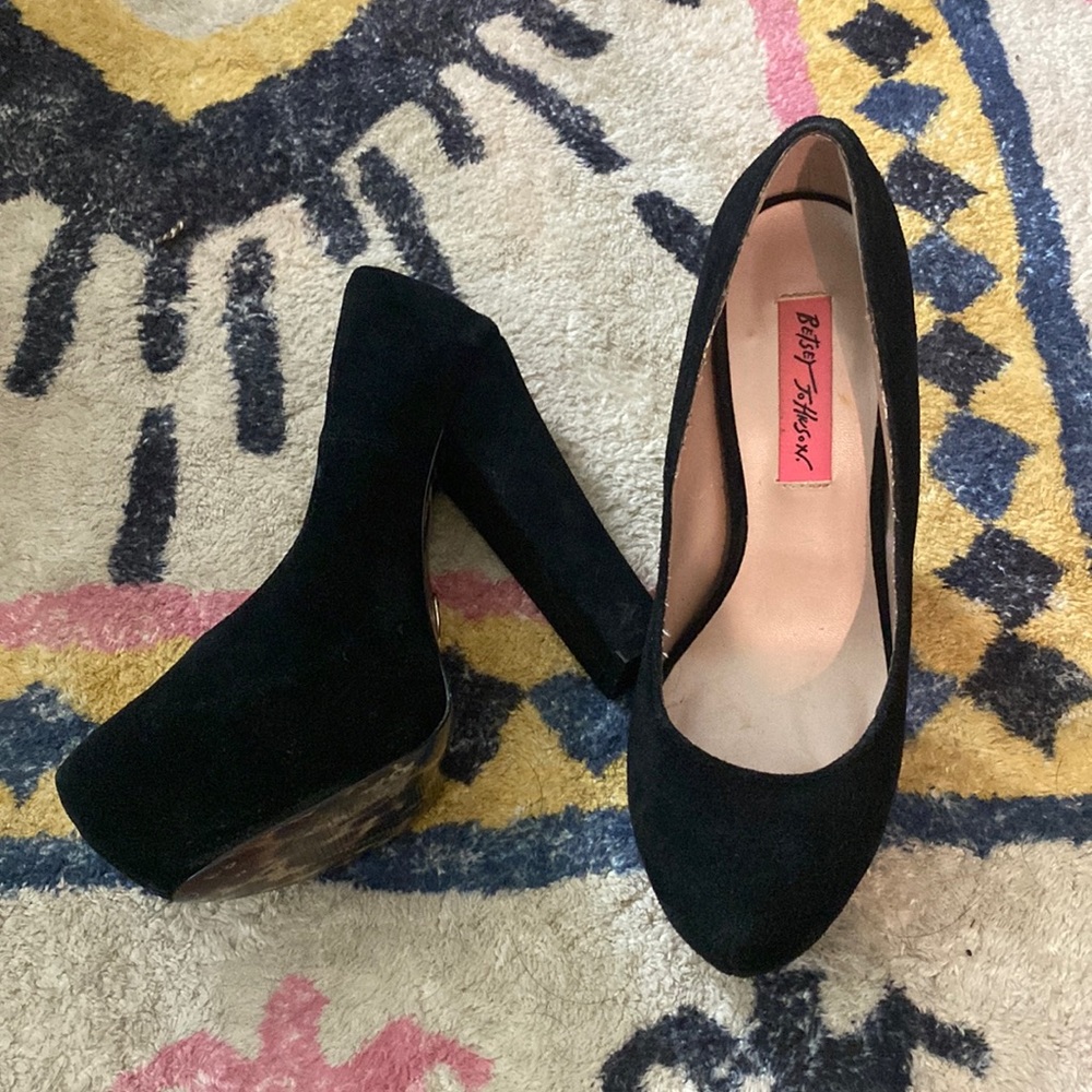 Betsy Johnson black pumps
